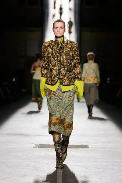 Look 18